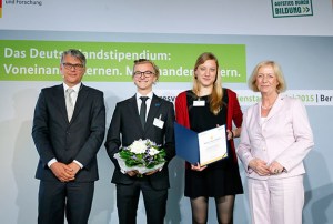 Preisverleihung 'Macht was draus!' an die TU Dresden: Dreier, Janina und Neumeier, Till. Mit Bundesministerin Prof. Dr. Johanna Wanka und Dr. Volker Meyer-Guckel, stellv. Generalsekretaer des Stifterverbandes fuer die Deutsche Wissenschaft, auf der 5. Jahresveranstaltung des Deutschlandstipendiums 2015. Berlin, 19.05.2015, Copyright: Thomas Koehler/photothek.net